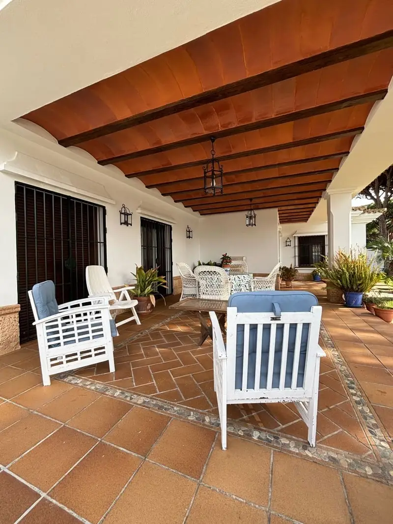 Chalet familiar en La Barrosa con piscina y aparcamiento