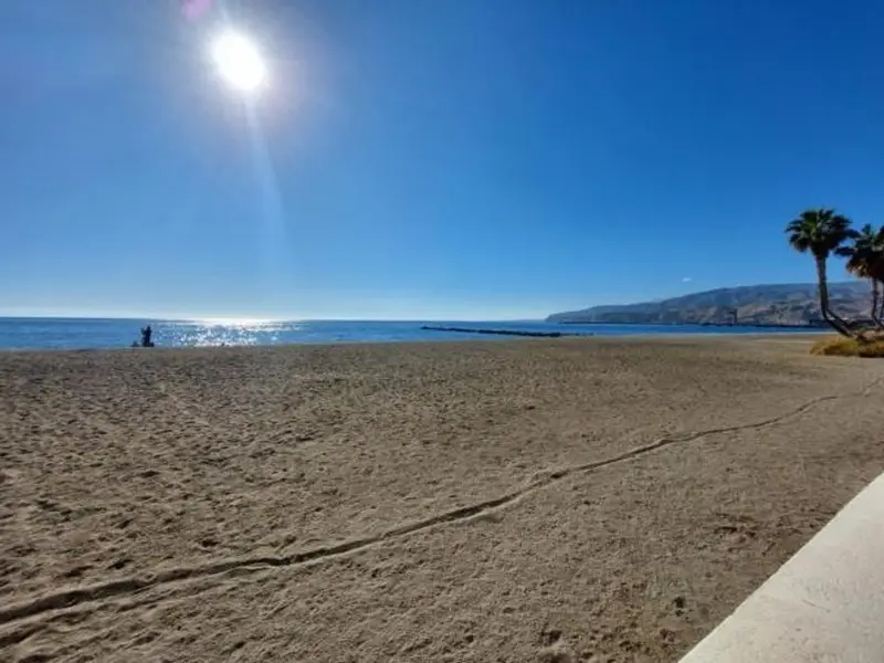 Venta Chalet en Almería Playa Zapillo: 270m2 con Cochera y Gran Potencial