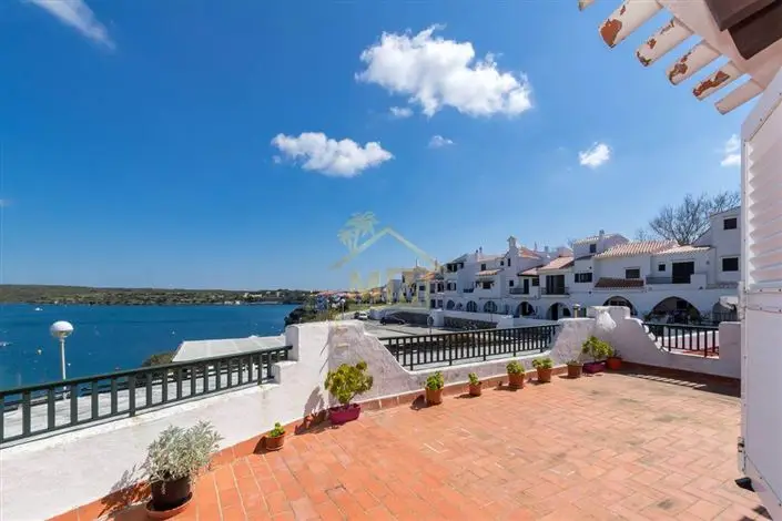 Villa de 3 Dormitorios en Primera Línea con Vistas al Mar