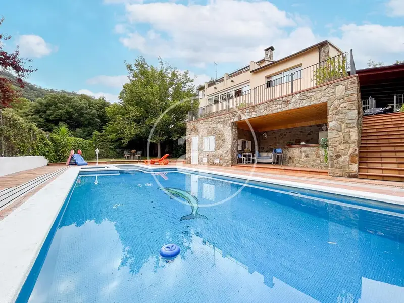 Chalet Lujoso en Matadepera con Piscina y Vistas al Parque Natural