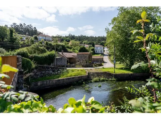Casa de Pueblo Rustica para Reformar con Rio y Puente