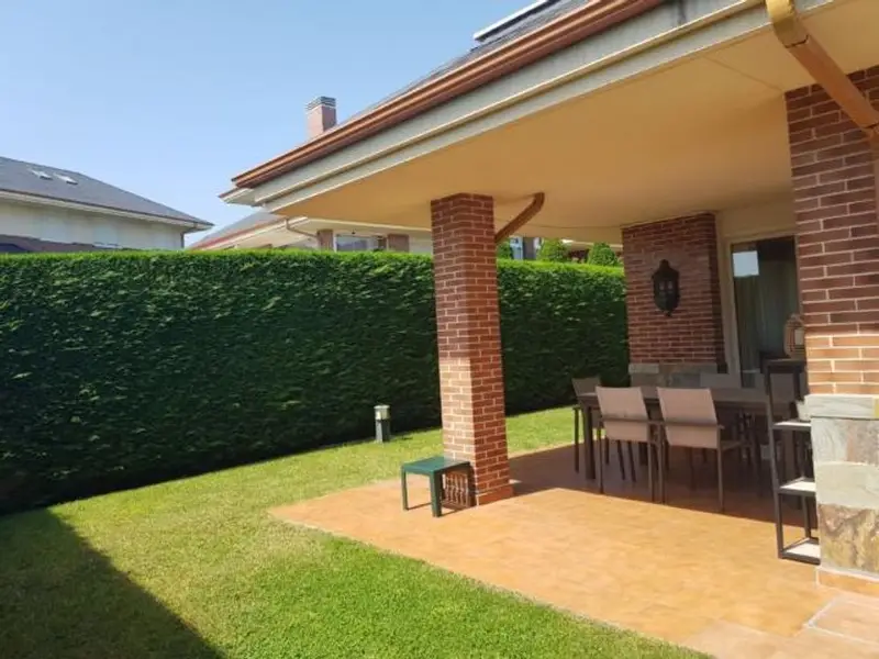 Chalet en Castro Urdiales con Vistas al Mar y Jardin