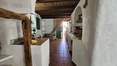 Casa en Venta en Rubite: Encanto Rural con Terraza