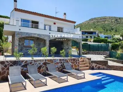 Casa en El Port de la Selva con Vistas al Mar y Piscina Privada