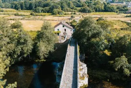 Casa de Piedra Reformada en Mondariz con Jardín y Acceso a Playa Fluvial