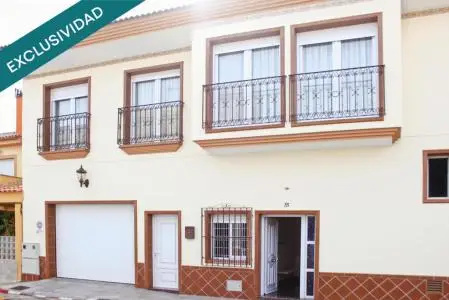 Espectacular Casa de 400m2 con Cochera de 207m2 y Acabados de Lujo