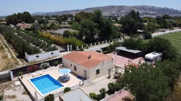 Villa de 4 dormitorios en Villena con piscina y jardín