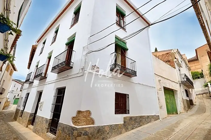Casa adosada de 5 dormitorios en venta en Saleres