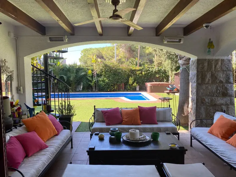 Chalet en Sitges con Piscina Privada y Apartamento para Invitados