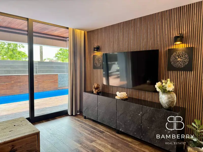 Chalet de Lujo en Castelldefels con Piscina y Apartamento