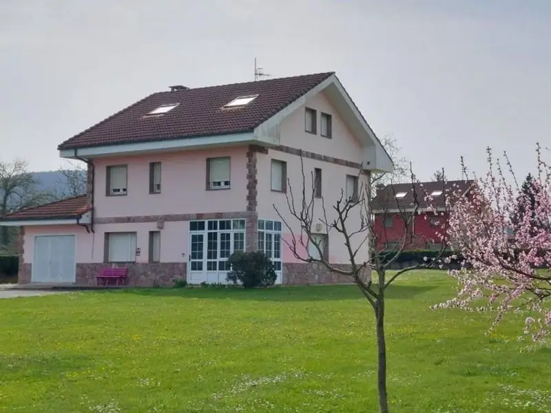 Chalet en Venta en Asturias 6 habitaciones 4 banos