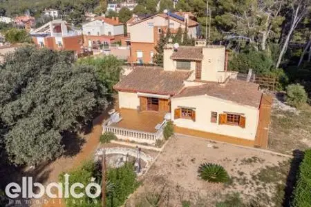 Chalet Familiar en Boscos de Tarragona con Piscina y Jardin Grande