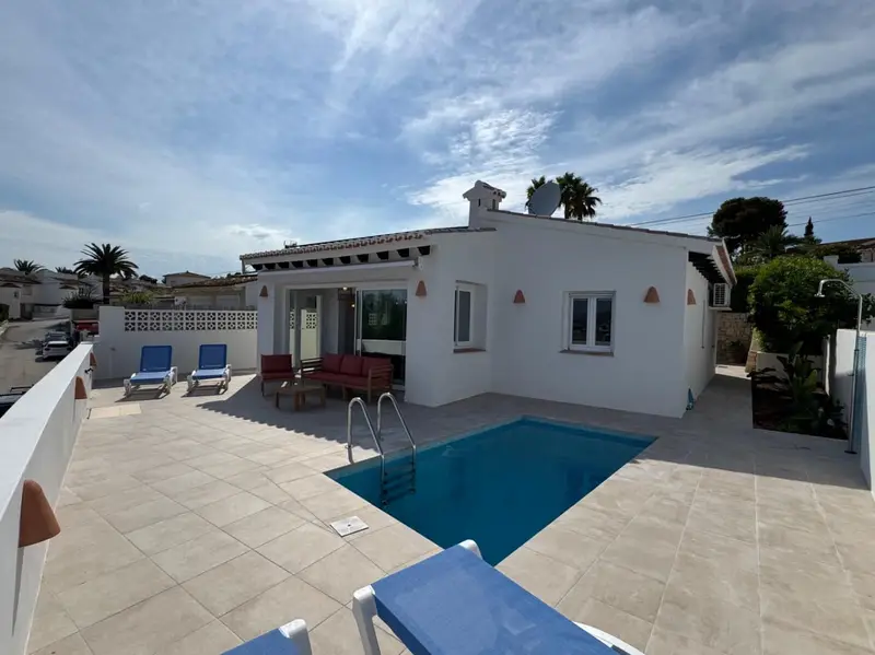 Chalet en Moraira con Piscina y Vistas al Mar