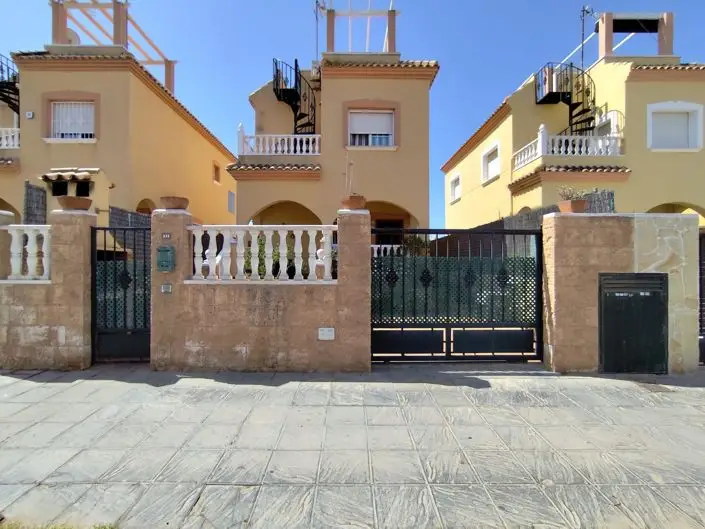 Villa 3 Dormitorios Torrevieja Piscina Solarium