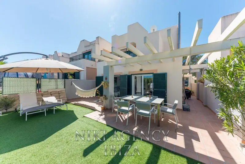 Villa Moderna en Cala Tarida con Vistas al Mar
