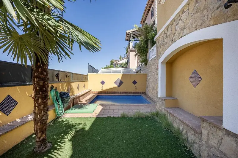 Chalet en venta en Granada ciudad  con piscina privada y garaje doble