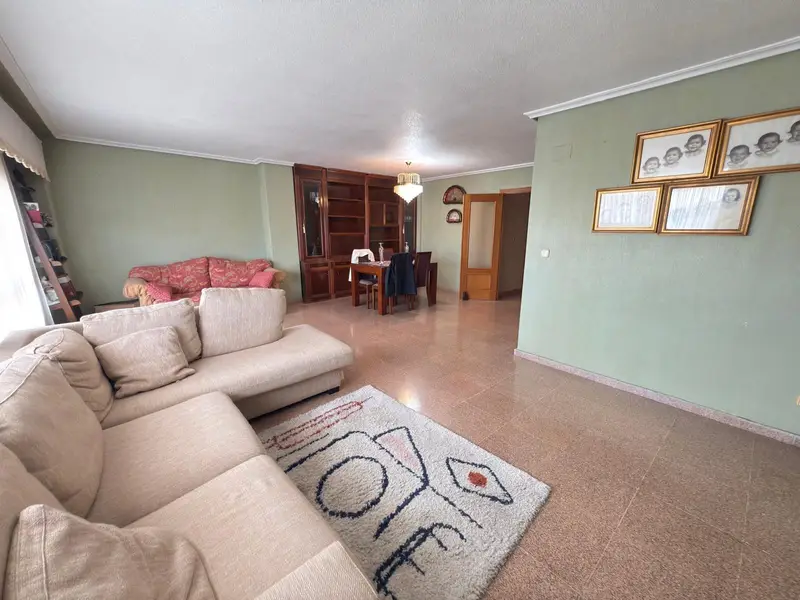 Piso en venta en Alicante centro con terraza y 4 habitaciones