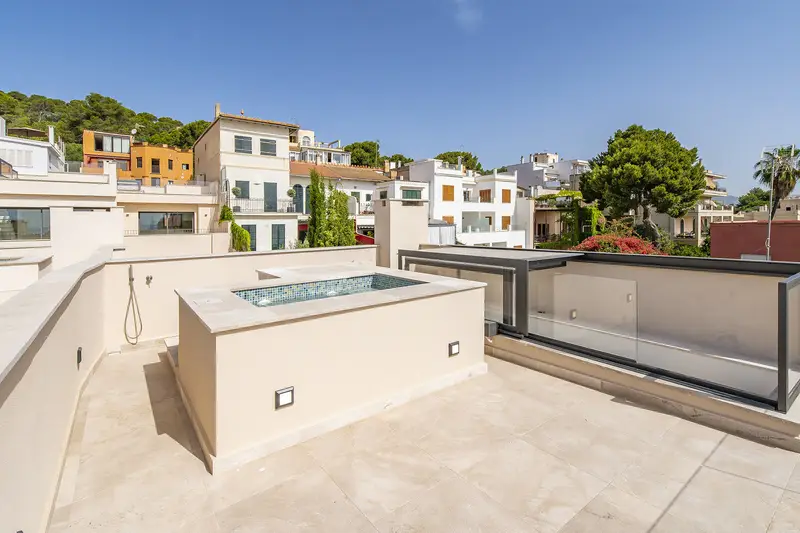 Elegante adosado de nueva construcción con vistas al mar y piscina en Palma El Terreno