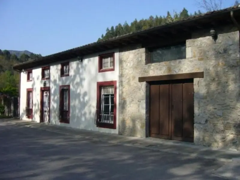 Chalet en Llanes con dos viviendas para reformar