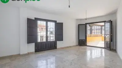 Piso en Venta en La Zubia con Garaje y Ascensor