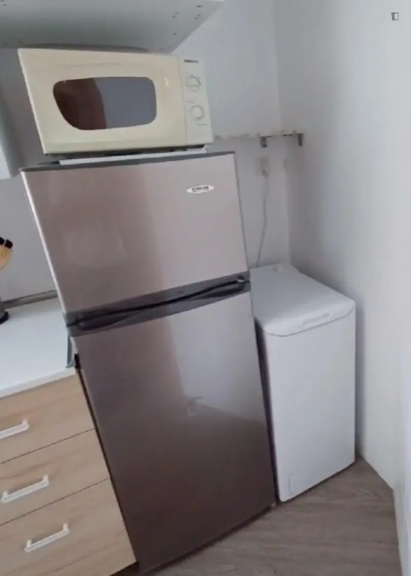 Habitacion amueblada piso compartido Madrid estudiantes jovenes profesionales