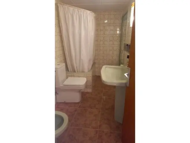 Edificio Residencial en Aranda con Local Comercial y Bodega