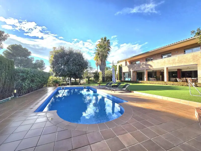 Casa Lujosa en Venta en Teià con Piscina y Jardín