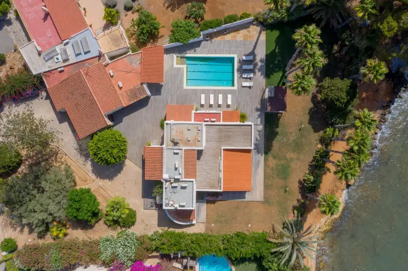 Villa de Lujo en Santa Eulalia Ibiza con Acceso Directo a la Playa