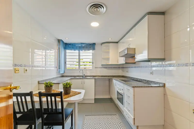 Casa Adosada en venta. Chalet apareado de 4 dormitorios, 3 baños, buhardilla, parking, jardín y terraza privada, todo perfecto para entrar a vivir.