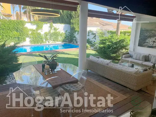Chalet Reformado con Piscina Jardin y Garaje en Valencia