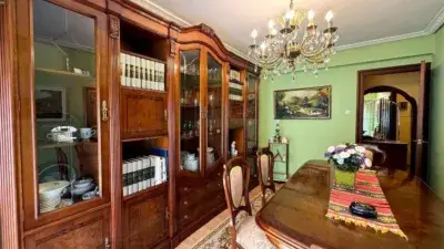 Piso céntrico en Los Corrales de Buelna con garaje y 3 habitaciones