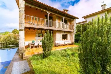 Casa en Mondariz con Piscina Privada y Vistas al Valle