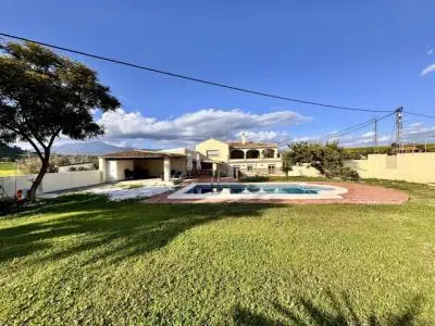Finca Ecuestre de Lujo 70000m2 8 Boxes Casa Piscina Solar