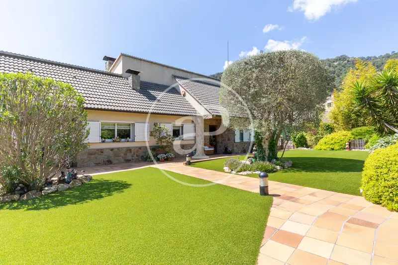 Casa de Lujo en Matadepera con Piscina y Vistas Panorámicas