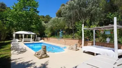 Masía con Encanto Histórico y Comodidades Modernas en Venta