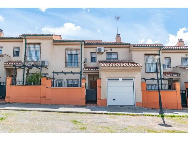 Adosada en Cerrillo de Maracena con Patio de 100m2