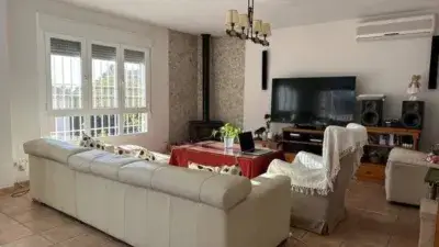 Chalet en Linares con Piscina y Placas Solares