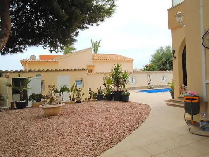 Villa 5 Dormitorios La Florida con Piscina y Solarium Privado