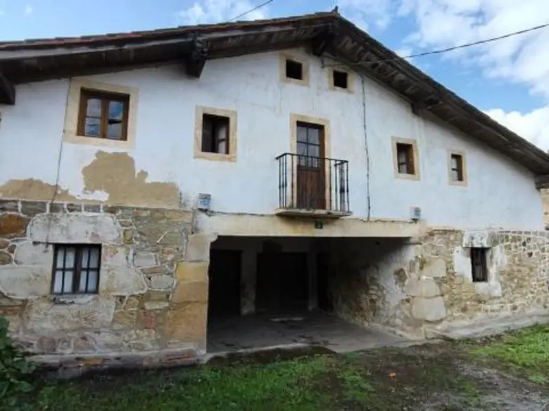 Chalet en Amorebieta-Etxano con terreno y edificio anexo