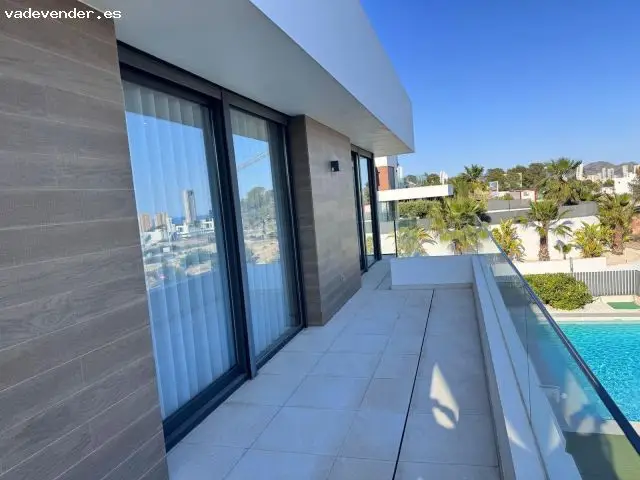 Villa en Sierra Cortina Finestrat con Jardin y Piscina