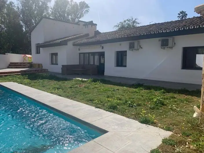 Villa Moderna 4 Dormitorios Piscina Jardin Privado