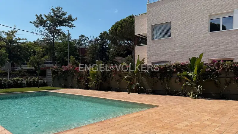 Apartamento en Castelldefels con Piscina Privada y Vistas