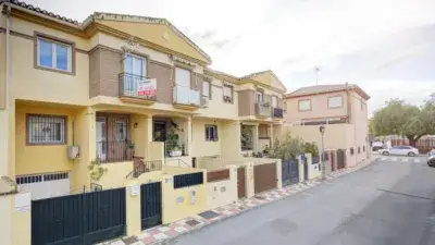 Casa Adosada en Armilla con Patio y Sótano - Ideal Familias