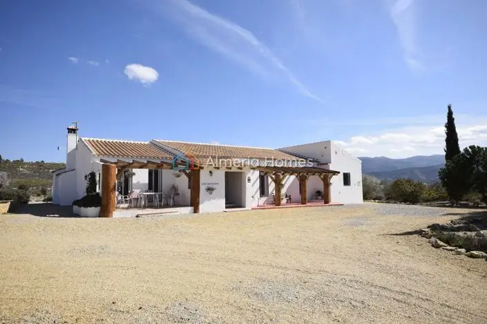 Villa de Lujo con Establos: 4 Dormitorios, Piscina y Vistas Panorámicas