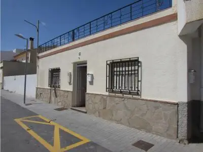 Casa Adosada en Vera con 3 Dormitorios y Terraza Solarium