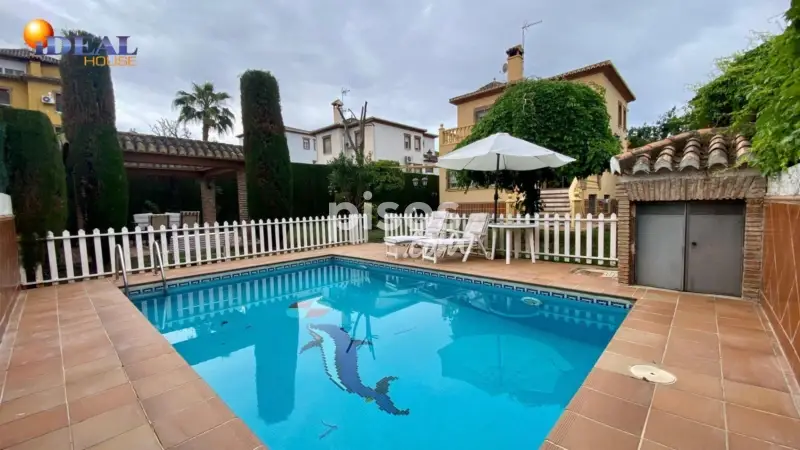 Chalet Independiente de Lujo con Piscina y Jardín en Granada