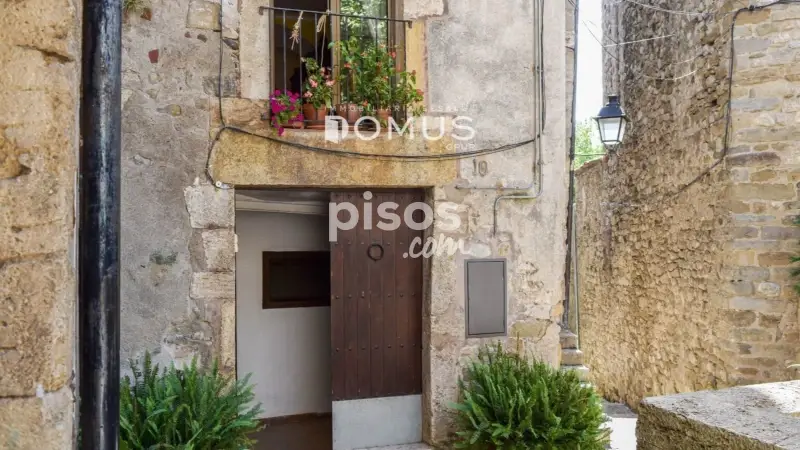 Casa en Besalú con Terraza y Vistas Ideal para Inversión