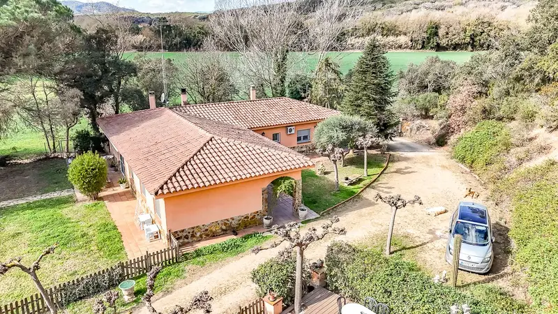 Casa de Campo con Varias Construcciones y Terreno Rustico