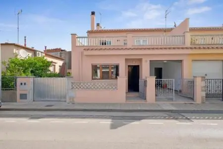 Casa Pareada Vilafant 5 Dormitorios Terraza y Garaje Cerca Figueres