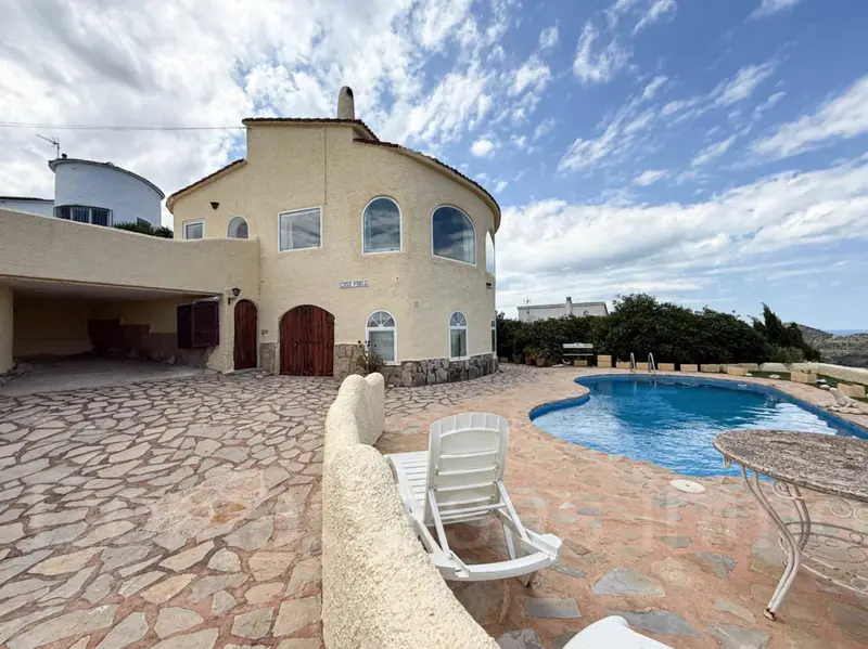 Chalet en Monte Pedreguer con Vistas al Mar y Piscina